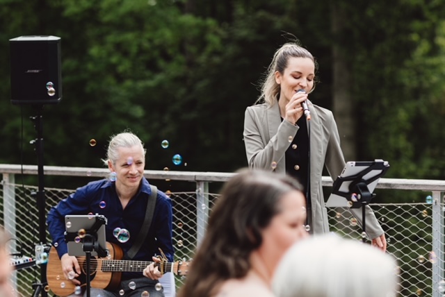 Sängerin Kathalena singt bei einer freien Trauung mit ihrem Gitarristen